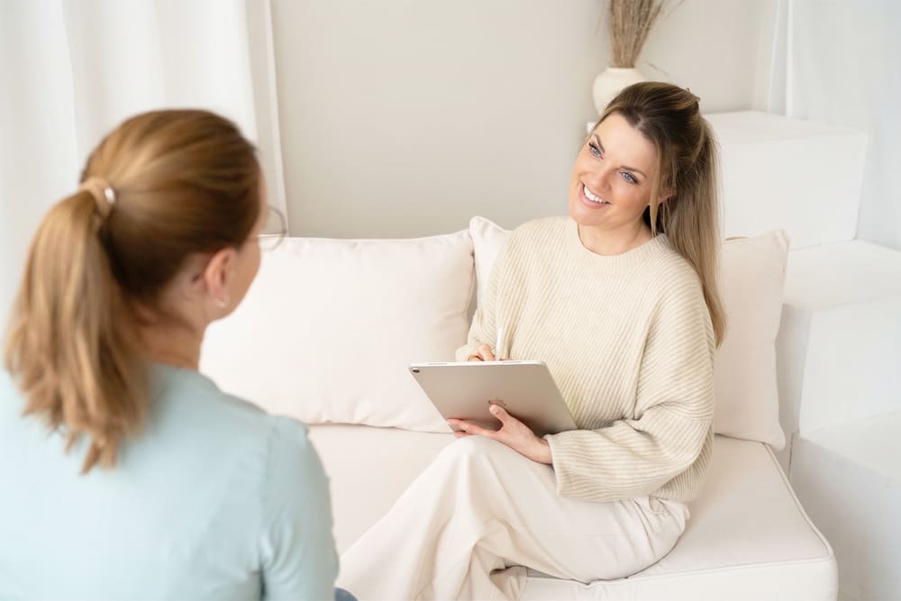 Melanie Heitmann beim persönlichen Kennenlernen und Erstgespräch in ihrer Praxis für Psychotherapie in Kassel Wilhelmshöhe